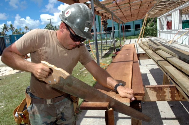 menuisier-POURCIEUX-min_worker_construction_building_carpenter_male_job_build_helmet-893290